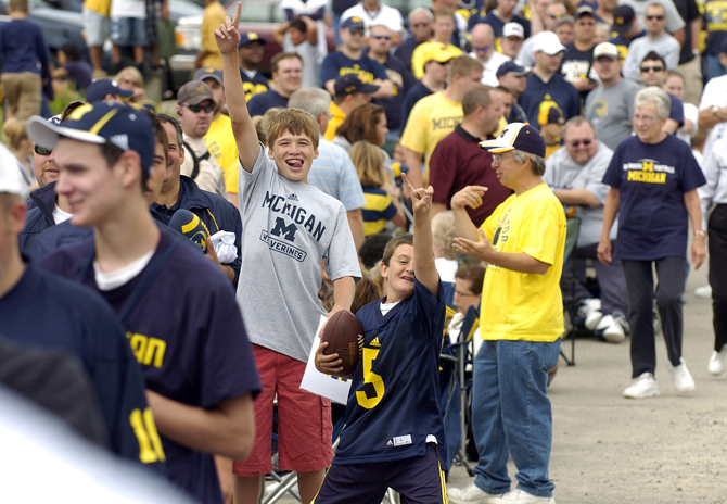 Fans flock to see football players, ready for new University of