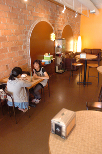 082509_ENT_Momotea_AJC_05.jpg