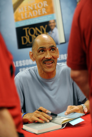 Former NFL coach Tony Dungy talks about his new book at Borders