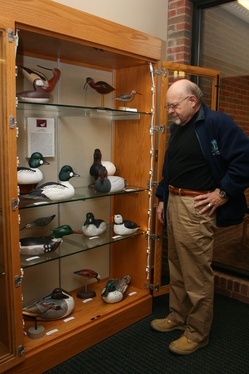 Larry_Darling_and_decoy_display_Saline_Library.JPG