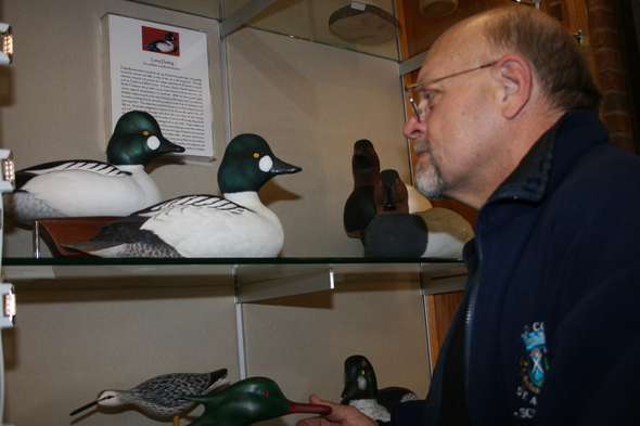 Larry_Darling_studies_two_duck_decoys.JPG