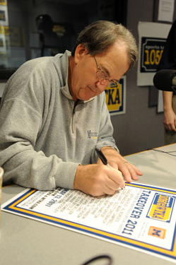 LLOYD-CARR-AUTOGRAPH.jpg