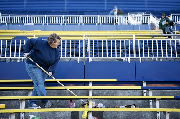 More than 300 volunteers clean up the Big House following Michigan football  games